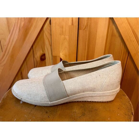 Grasshoppers Shoes Womens 8.5M Slip On Loafers Beige Casual Round Toe Wedge - Picture 1 of 9